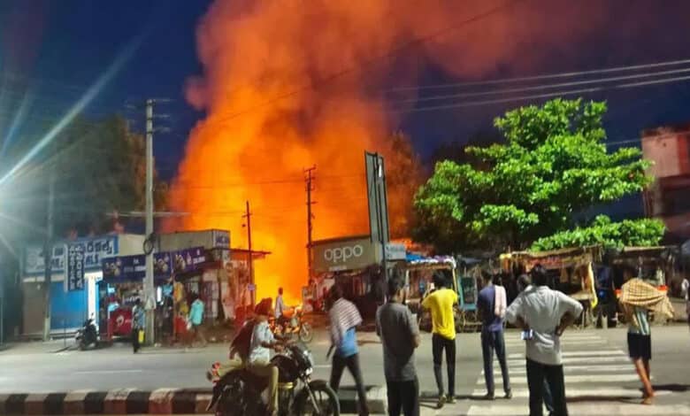 تلنگانہ کے بھدراچلم میں گودام میں زوردار دھماکہ کے بعد آگ لگ گئی