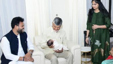 چندرابابو نائیڈو کا دورہ دہلی ، مرکزی وزیر کے نومولود بچہ کے ساتھ تصویریں وائرل