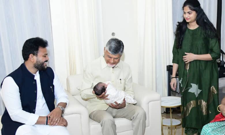چندرابابو نائیڈو کا دورہ دہلی ، مرکزی وزیر کے نومولود بچہ کے ساتھ تصویریں وائرل