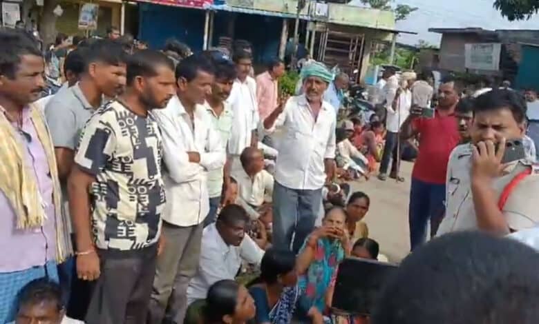 تلنگانہ کے ضلع کھمم میں یوریا کے لیے کسانوں کا احتجاج