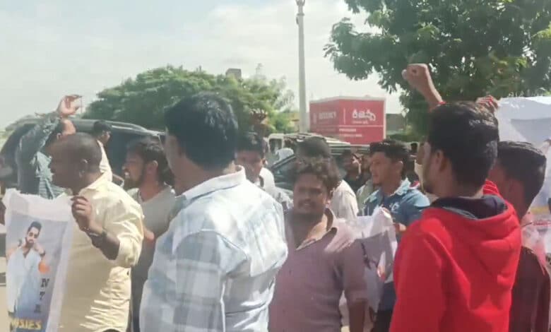 جونیراین ٹی آر کے خلاف ریمارکس۔اداکار کے حامیوں کا احتجاج