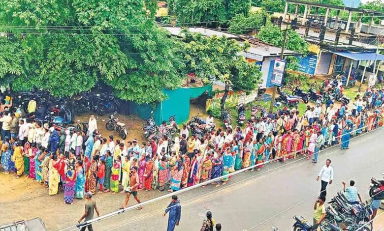 تلنگانہ: کسان کھاد کے لیے قطاروں میں شب بسری کے لیے مجبور