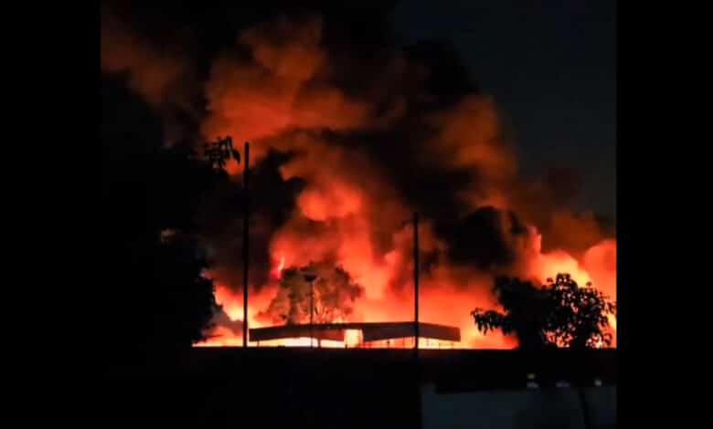 حیدرآباد کے ایک گودام میں زبردست آگ لگ گئی