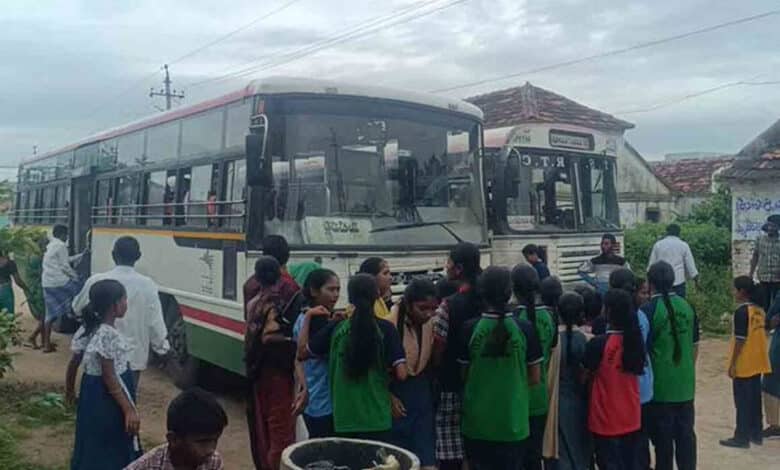 تلنگانہ: اسکول کے اوقات کے مطابق آر ٹی سی بسیں چلانے کامطالبہ۔طالبات کادھرنا