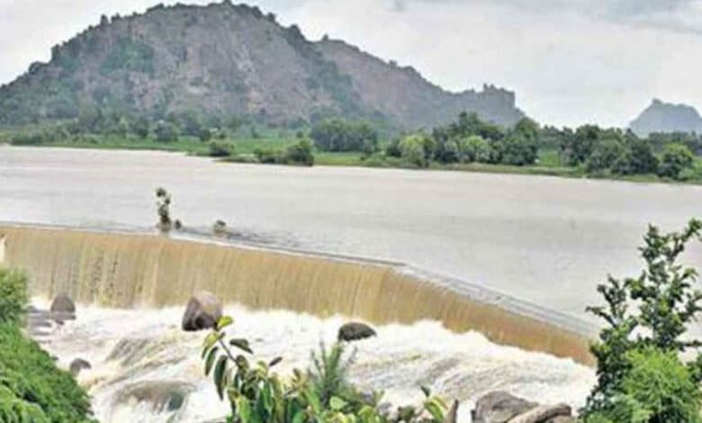 تلنگانہ: سدی پیٹ ضلع میں تالاب کی سطح میں اضافہ،تین کسان پھنس گئے