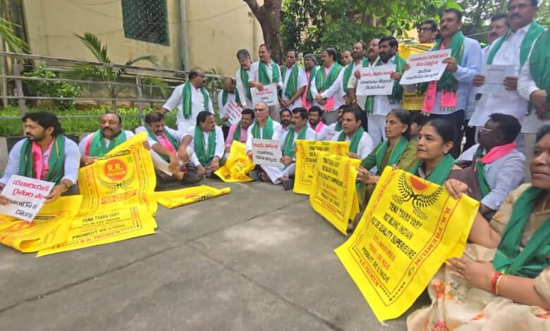 تلنگانہ: یوریا کی قلت۔بی آر ایس کا خالی بوریوں کے ساتھ احتجاج