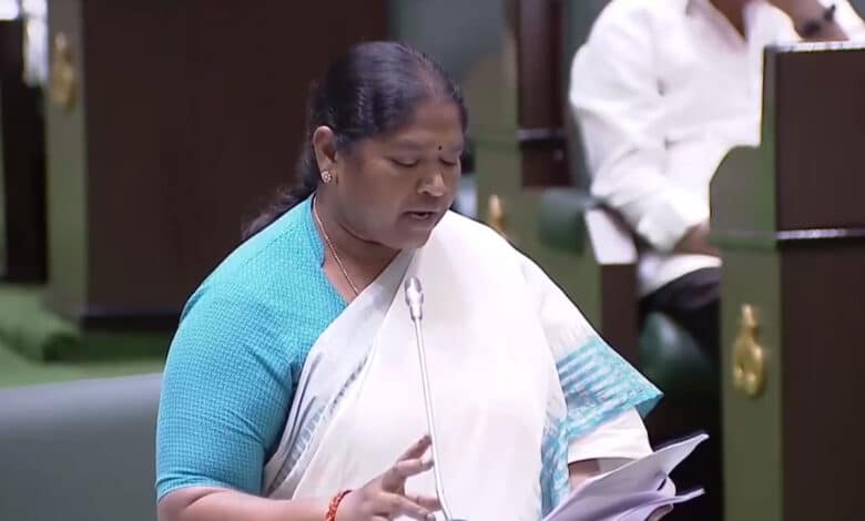 تلنگانہ کی پنچایت راج اور دیہی ترقی کی وزیر، سیتاکا، نے اسمبلی میں پنچایت راج ترمیمی بل 2018 پیش کیا