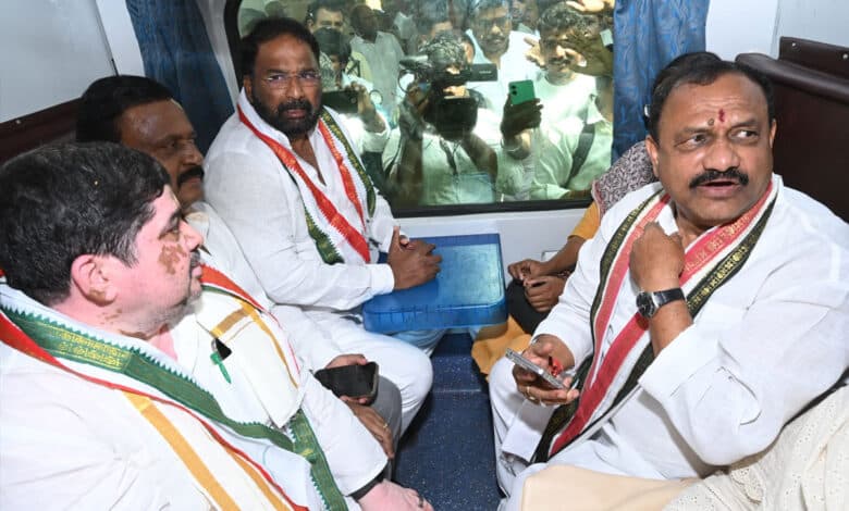 تلنگانہ: بی سی طبقات کے لیے 42 فیصد ریزرویشن۔کانگریس لیڈران بذریعہ ٹرین دہلی روانہ