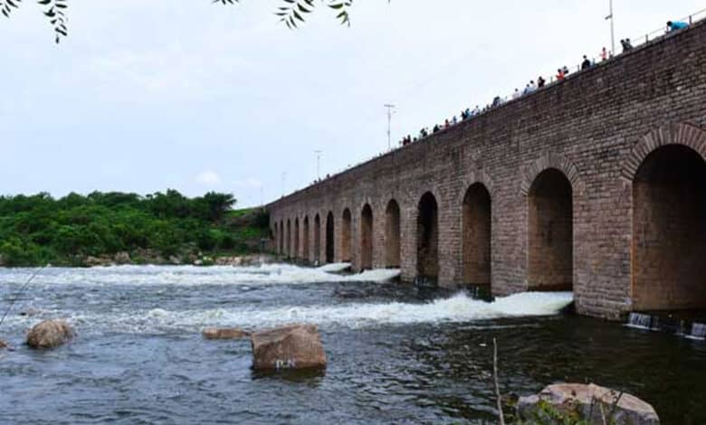 حیدرآباد :حمایت ساگر سے پانی کا اخراج ۔ او۔آر۔آر سروس روڈ بند