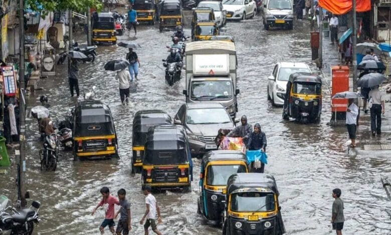 ممبئی میں ریکارڈ بارش، نشیبی علاقے زیر آب، اسکول و کالج بند، ٹریفک و ریل خدمات متاثر