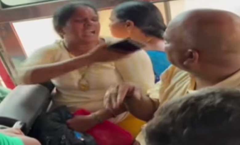 بس میں سیٹ کے لئے خاتون نے مرد مسافر پرجوتے سے حملہ کردیا (ویڈیو)