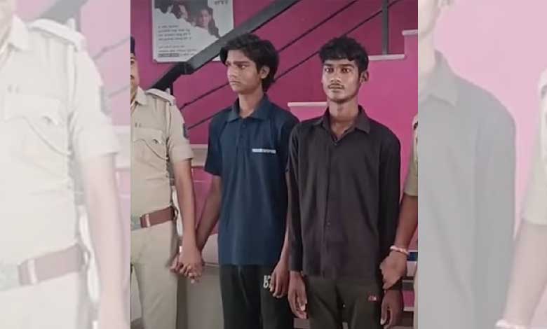 مسلم نوجوان کا گلا گھونٹ کر قتل،  لاش کو آگ لگا دی گئی، دو دوست گرفتار