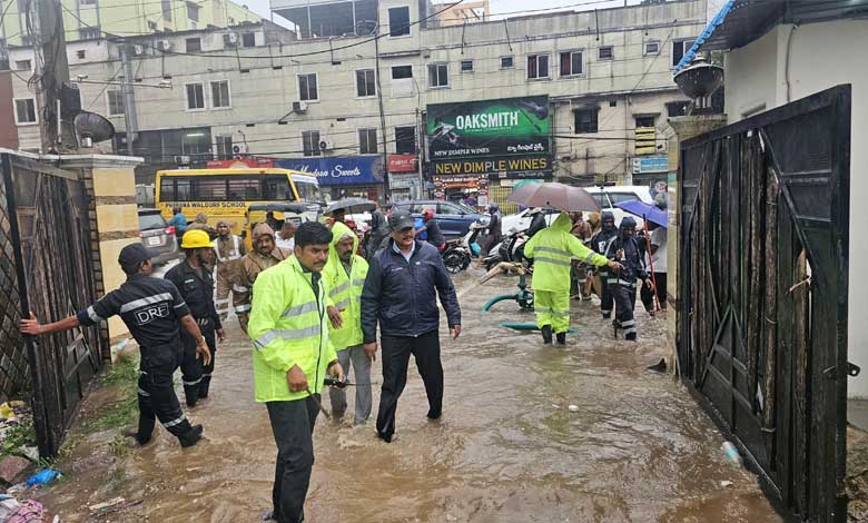 شہر میں موسلادھار بارش، ہائڈرا کمشنر کا متاثرہ علاقوں کا دورہ (ویڈیوز)
