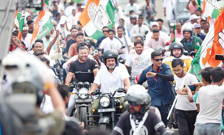 راہول اور تیجسوی نے موٹر سیکل چلائی