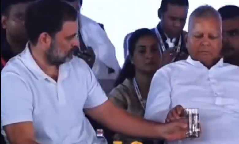 راہول گاندھی نے کھرگے اور لالویادو کو پانی پیش کیا (ویڈیو)