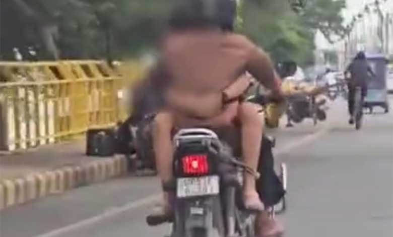 ٹریفک قوانین کی کھلی خلاف ورزی، چلتی بائیک پر فلمی انداز میں رومانس (ویڈیو وائرل)