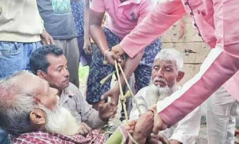 مغربی بنگال میں مسلم مویشی بیوپاریوں پر بی جے پی ورکرس کا حملہ (ویڈیو)