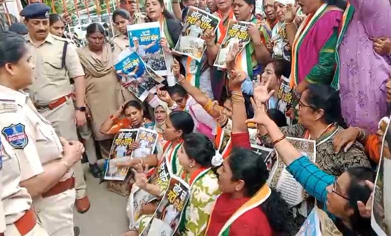 خواتین کانگریس کا نامپلی میں احتجاجی دھرنا (ویڈیو)