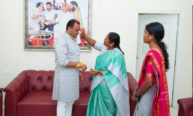 راکھی تہوار۔تلنگانہ کی وزیر سیتکا نے اپنے کابینی رفیق کومٹ ریڈّی وینکٹ ریڈی کو راکھی باندھی