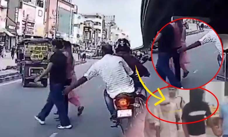 مصروف ترین سڑک پر لڑکیوں کے ساتھ شرمناک حرکت کا ویڈیو وائرل