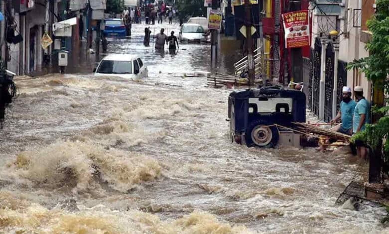 آندھراپردیش کی پینا ندی میں اچانک پانی آنے سے 17 نوجوان پھنس گئے