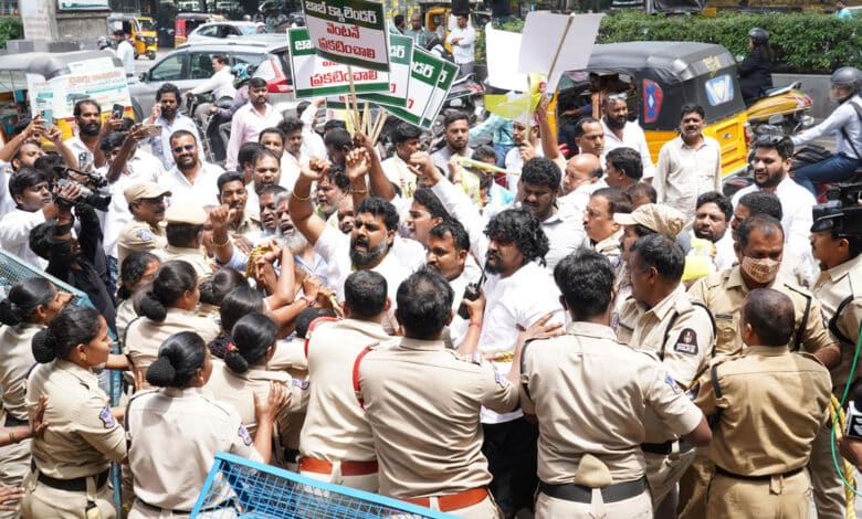 تلنگانہ پبلک سروس کمیشن کے دفتر کا محاصرہ۔ تلنگانہ جاگروتی کے کئی کارکن گرفتار