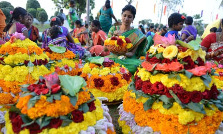 تلنگانہ بھرمیں پھولوں کے تہوار بتکماں کی دھوم