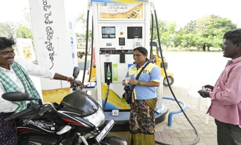 تلنگانہ: خواتین نے کامیابی سے پٹرول پمپ چلاتے ہوئے 6ماہ میں 14لاکھ روپئے منافع کمایا