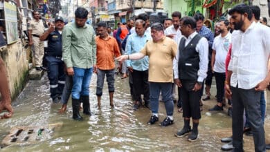 تلنگانہ کے وزیر پونم پربھاکر نے جوبلی ہلز کے بارش سے متاثرہ علاقوں کا دورہ کیا