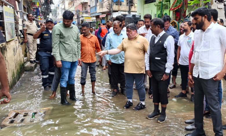 تلنگانہ کے وزیر پونم پربھاکر نے جوبلی ہلز کے بارش سے متاثرہ علاقوں کا دورہ کیا