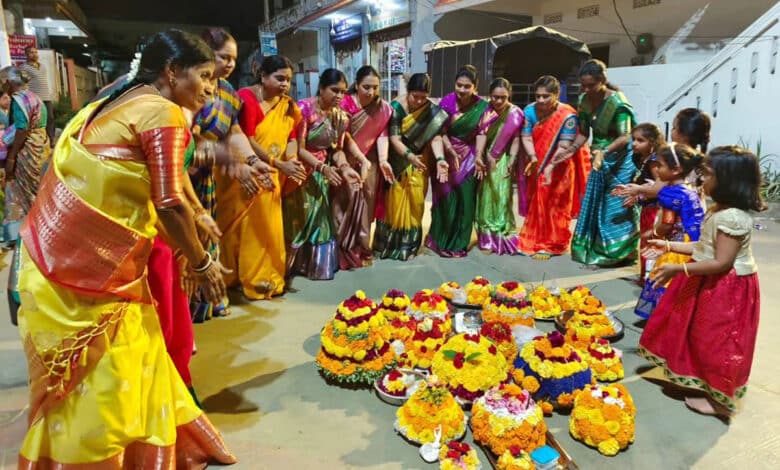 تلنگانہ بھر میں بتکماں تہوار کا جوش وخروش