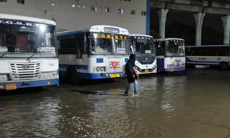 حیدرآباد میں بارش۔ایم جی بی ایس میں پانی داخل، مسافرین کو مشکلات