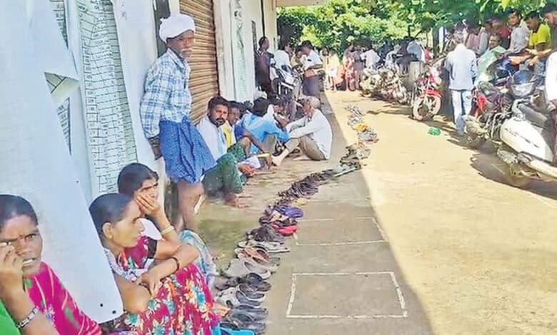 کھاد کیلئے تلنگانہ کے کسانوں کو مشکل صورتحال کاسامنا