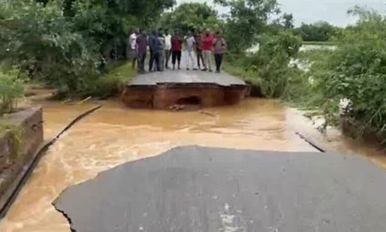 تلنگانہ میں بارش۔سنگاریڈی ضلع میں سڑک بہہ گئی