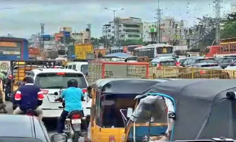 دسہرہ منانے آبائی مقامات جانے والوں کے سبب حیدرآباد۔وجے واڑہ قومی شاہراہ پر ٹریفک میں اضافہ