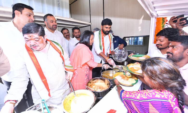 حیدرآباد میں پانچ روپئے میں کھانا فراہم کرنے والی کینٹینوں کا افتتاح