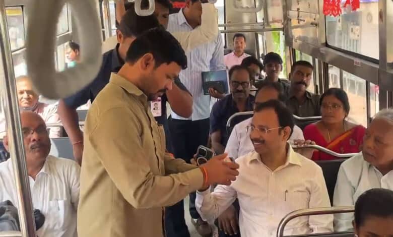 سجنار نے منیجنگ ڈائرکٹر تلنگانہ آرٹی سی کی معیاد کے آخری دن عام مسافر کی طرح بس میں سفر کیا