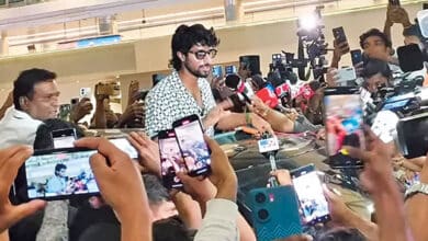 ایشیا کپ فائنل کے ہیرو تلک ورما کاحیدرآباد کے شمس آباد ایرپورٹ پرشانداراستقبال