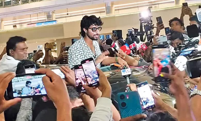 ایشیا کپ فائنل کے ہیرو تلک ورما کاحیدرآباد کے شمس آباد ایرپورٹ پرشانداراستقبال