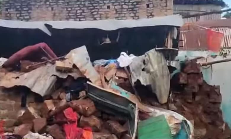 اے پی: دیوار گرنے سے باپ اوربیٹا ہلاک