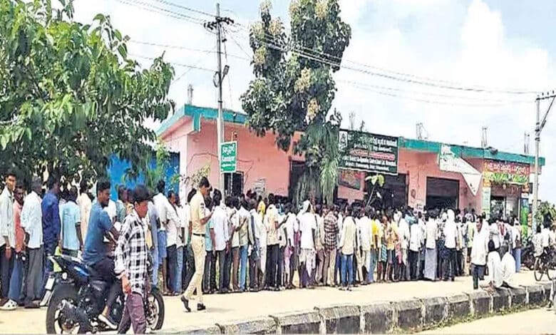 تلنگانہ: یوریا کیلئے قطار میں کھڑاکسان اچانک بے ہوش ہوکرگرپڑا