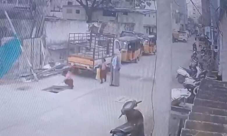 حیدرآباد: کھلے مین ہول میں لڑکی گرگئی
