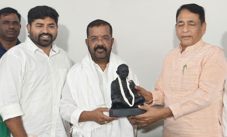 ایک لاکھ گاندھی مجسموں کی نمائش کیلئے پوسٹر کی نقاب کشائی