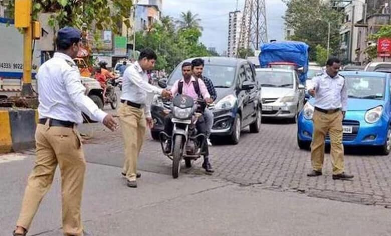 اے پی: زیرالتواچالانات کی ادائیگی کامطالبہ۔پولیس کے ساتھ نوجوانوں کی بحث وتکرار