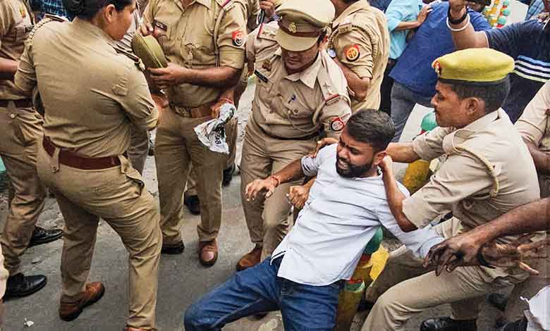 نئی دہلی میں عام آدمی پارٹی کی خاتون ورکرس کا احتجاج۔ کھیل کا بائیکاٹ کرنے کی اپیل