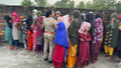 مدرسہ کے بیت الخلا میں 40 لڑکیاں مقفل پائی گئیں (ویڈیو)