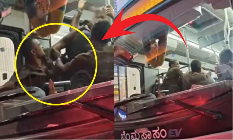 ڈرائیور اور خاتون مسافر کے درمیان ہاتھا پائی، تھپڑوں تک بات پہنچ گئی! (ویڈیو)