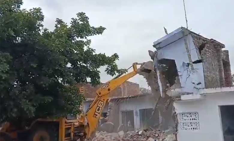 سیتاپور میں دہائیوں پرانے مزار مسمار، مسلمانوں میں شدید ناراضگی (ویڈیو)