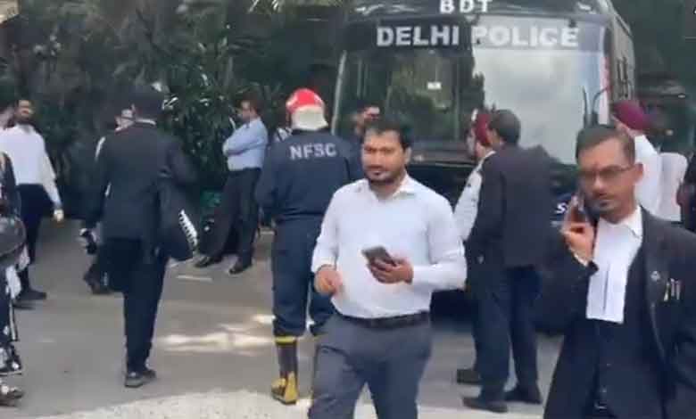 دہلی میں سلسلہ وار بم دھمکیوں سے افراتفری