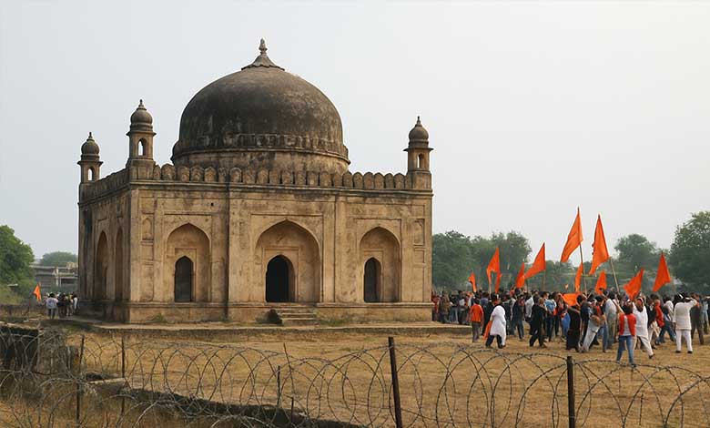 فتح پور میں صدیوں قدیم مانگی مقبرہ تنازعہ شدت اختیار کرگیا، فرقہ وارانہ کشیدگی برقرار